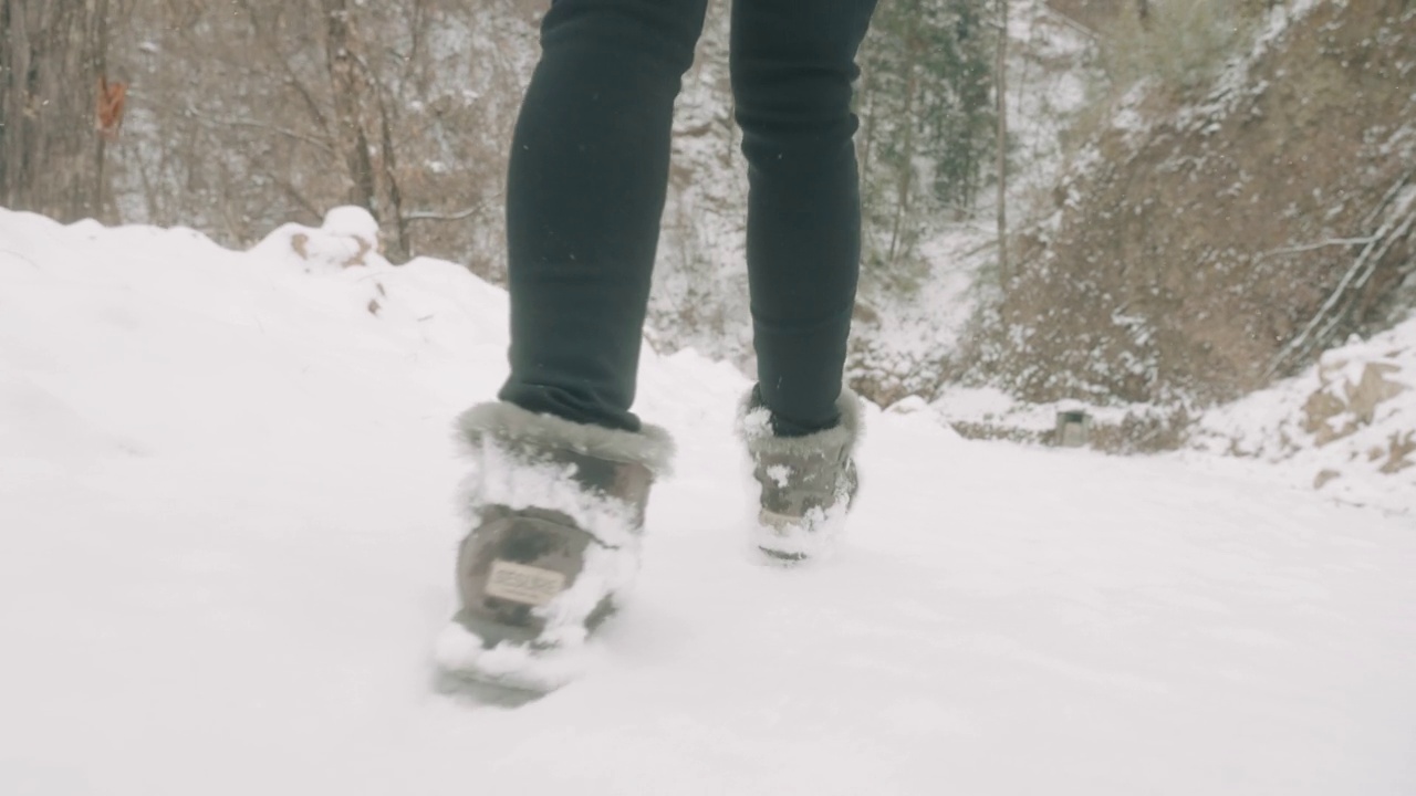 女人在雪地里行走视频素材