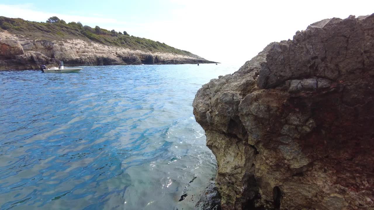 夏天，克罗地亚普莱曼图拉半岛的悬崖视频素材