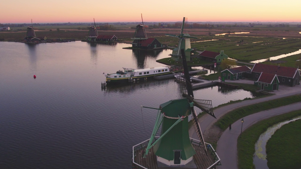 荷兰Zaanse Schans，日出时的鸟瞰图，这个历史悠久的村庄有古老的风车视频素材