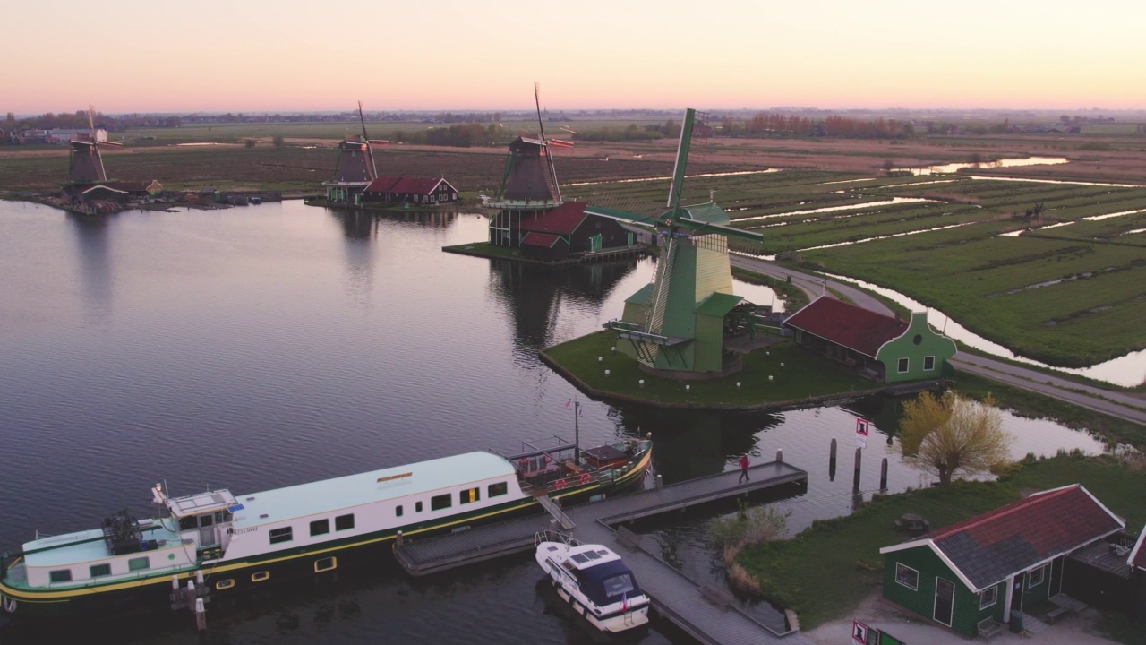 荷兰Zaanse Schans，日出时的鸟瞰图，这个历史悠久的村庄有古老的风车视频素材