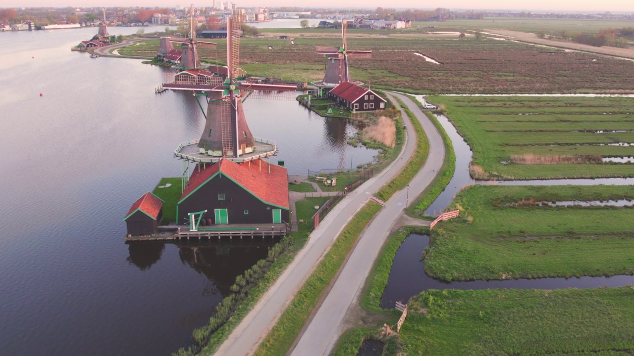 荷兰Zaanse Schans，日出时的鸟瞰图，这个历史悠久的村庄有古老的风车视频素材