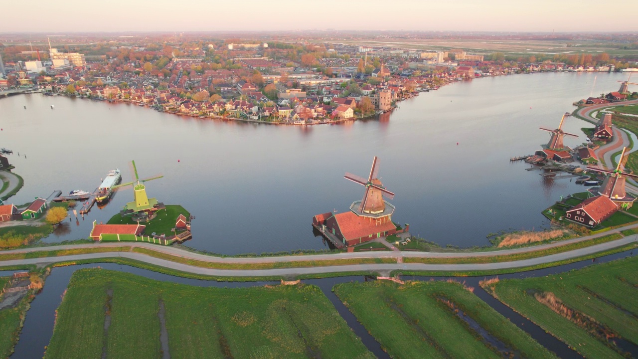 荷兰Zaanse Schans，日出时的鸟瞰图，这个历史悠久的村庄有古老的风车视频素材