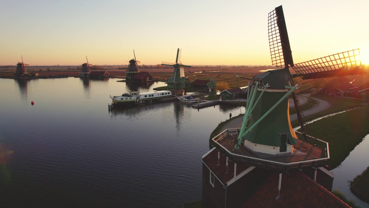 荷兰Zaanse Schans，日出时的鸟瞰图，这个历史悠久的村庄有古老的风车视频素材