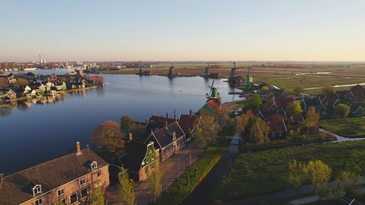 荷兰Zaanse Schans，日出时的鸟瞰图，这个历史悠久的村庄有古老的风车视频素材