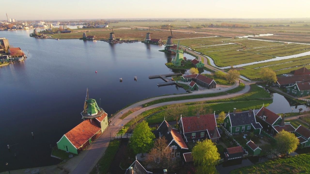 荷兰Zaanse Schans，日出时的鸟瞰图，这个历史悠久的村庄有古老的风车视频素材