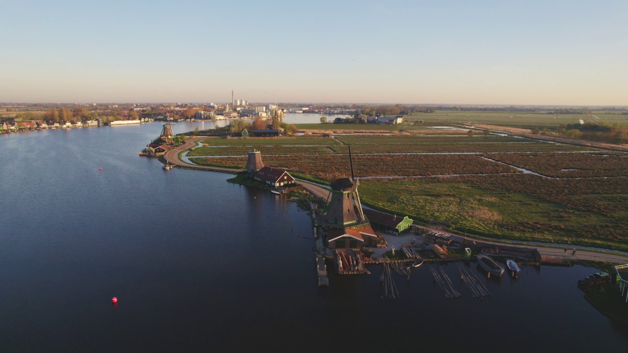 荷兰Zaanse Schans，日出时的鸟瞰图，这个历史悠久的村庄有古老的风车视频素材