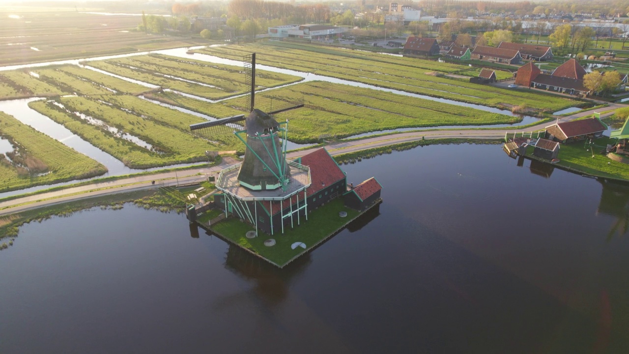 荷兰Zaanse Schans，日出时的鸟瞰图，这个历史悠久的村庄有古老的风车视频素材