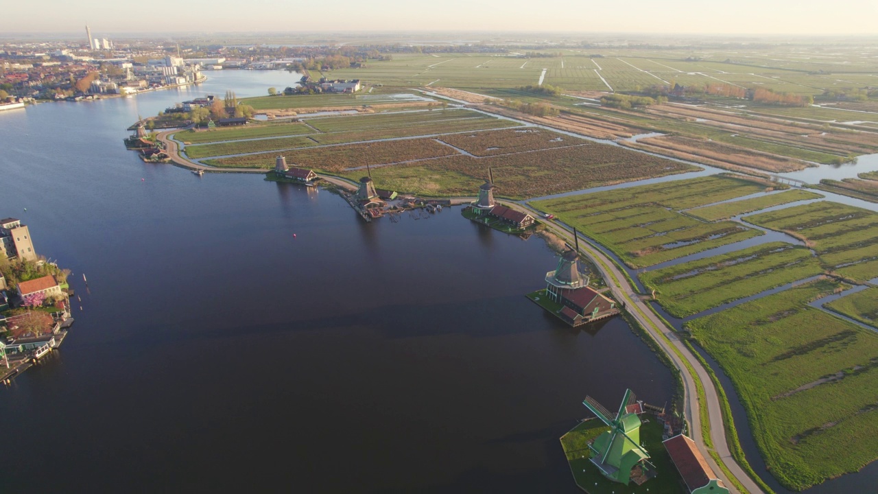 荷兰Zaanse Schans，日出时的鸟瞰图，这个历史悠久的村庄有古老的风车视频素材