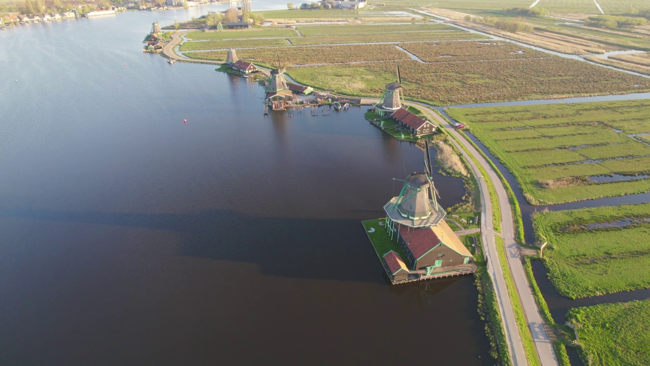 荷兰Zaanse Schans，日出时的鸟瞰图，这个历史悠久的村庄有古老的风车视频素材