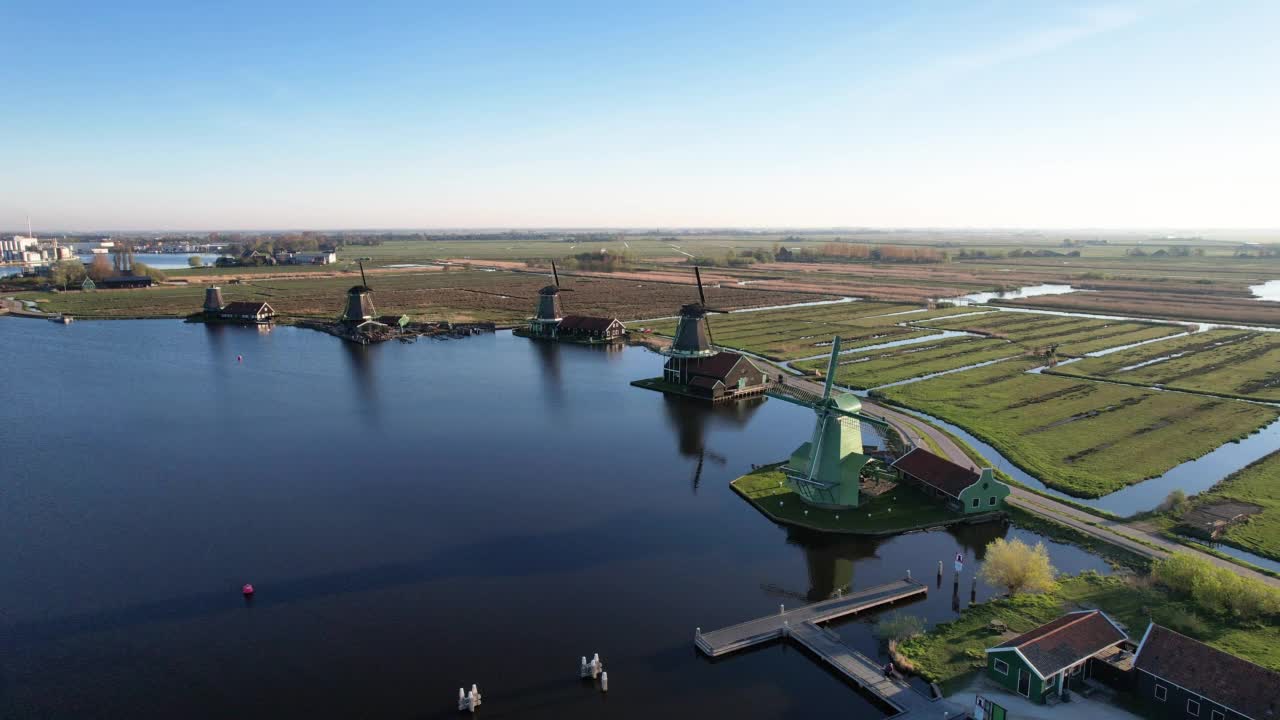 荷兰Zaanse Schans，日出时的鸟瞰图，这个历史悠久的村庄有古老的风车视频素材