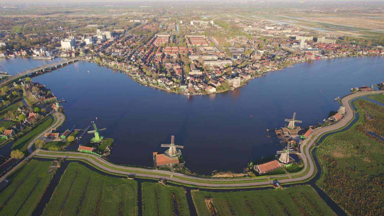 荷兰Zaanse Schans，日出时的鸟瞰图，这个历史悠久的村庄有古老的风车视频素材