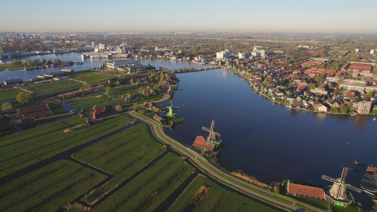 荷兰Zaanse Schans，日出时的鸟瞰图，这个历史悠久的村庄有古老的风车视频素材