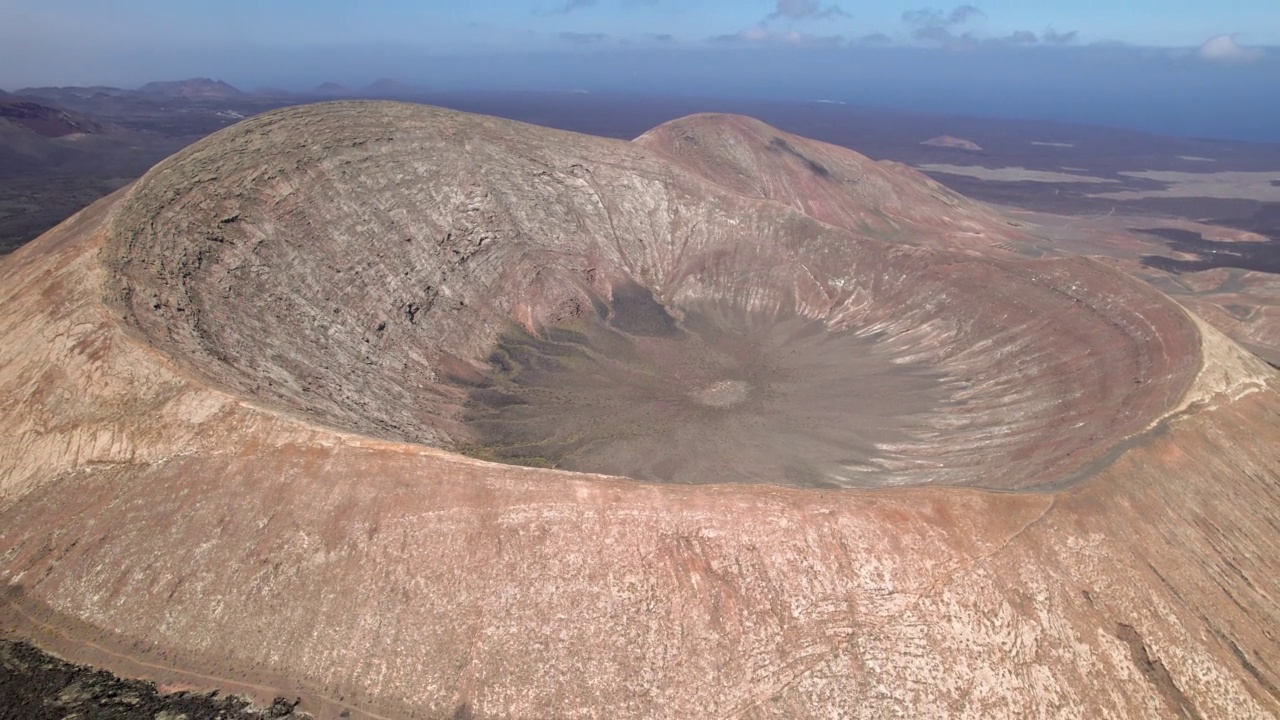 在蒂曼法亚国家公园附近的蒙大拿火山火山口的鸟瞰图，兰萨罗特，加那利群岛，西班牙视频素材