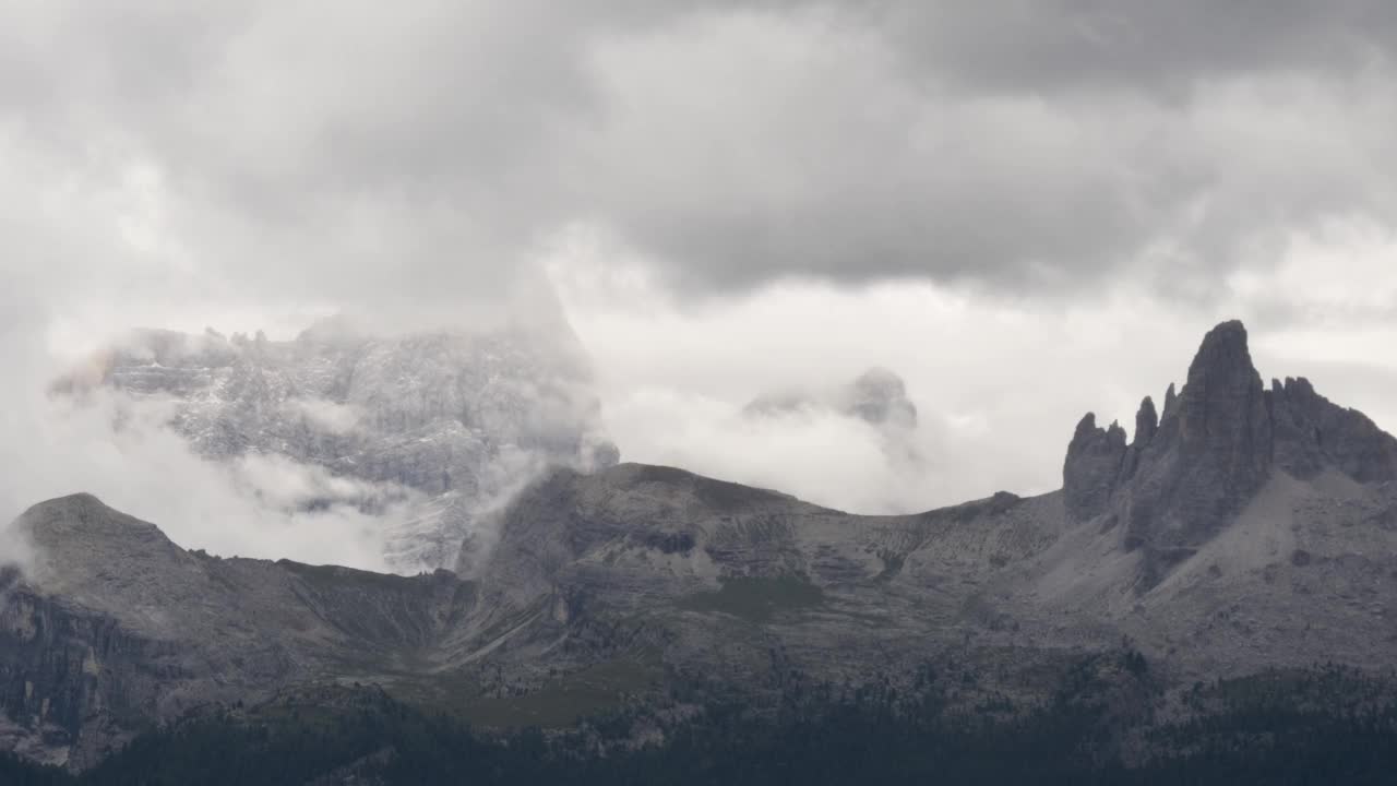 雾和低云的时间推移快速移动在佩尔莫和贝科德尔Mezzodì山，白云石，贝卢诺，意大利，欧洲视频素材