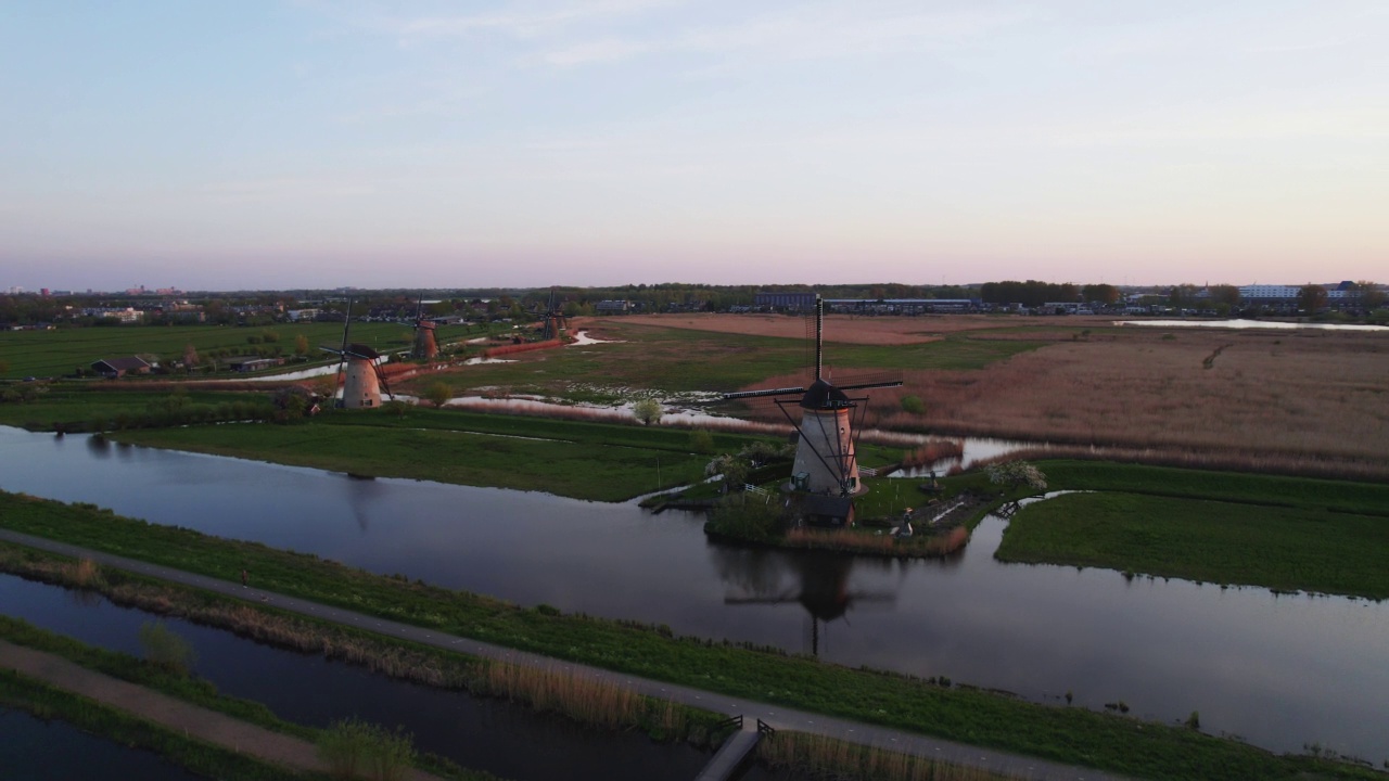 联合国教科文组织Werelderfgoed Kinderdijk Molens，黄昏时分荷兰Kinderdijk古风车的鸟瞰图视频素材