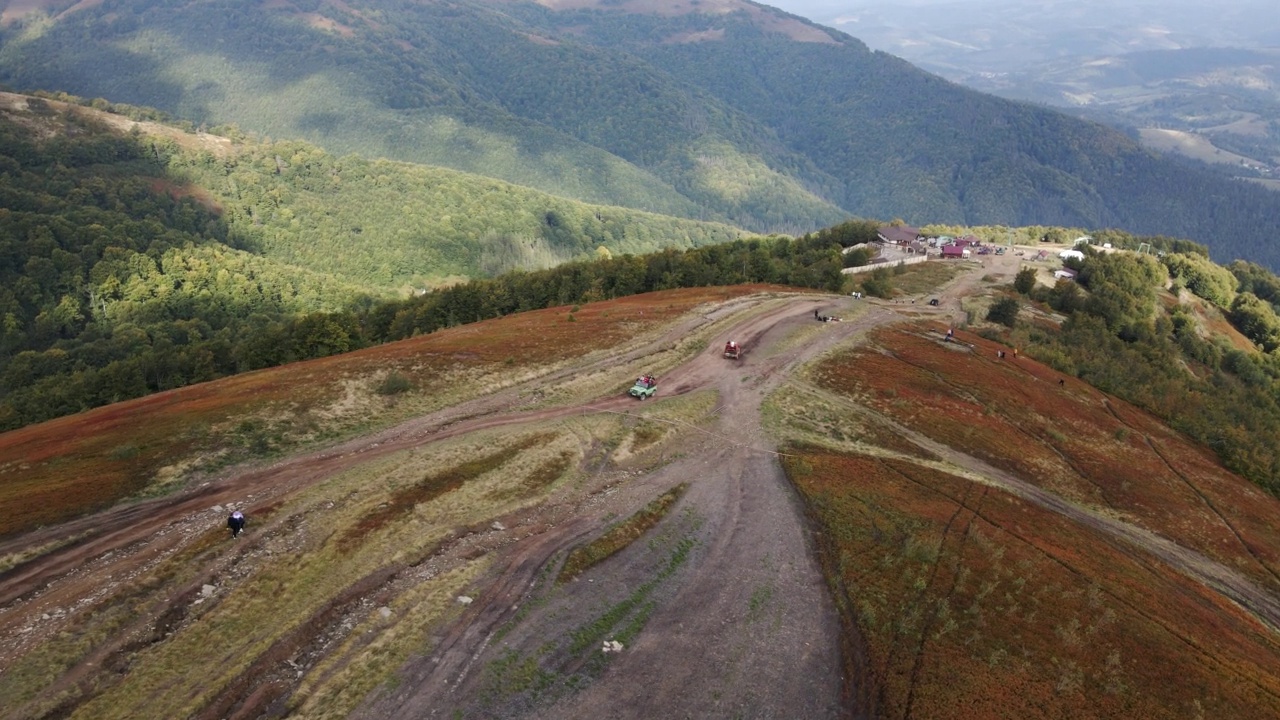 山间景点的越野汽车鸟瞰图视频素材