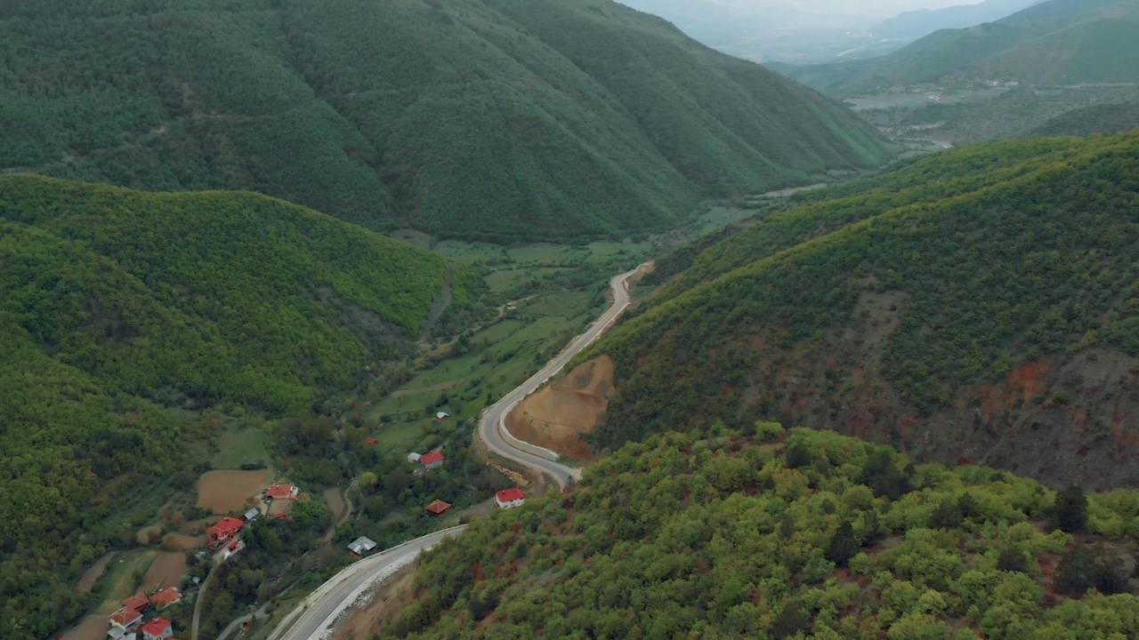 山路上的山林视频素材