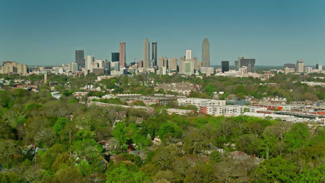 右移动航拍公寓大楼和市区天际线在亚特兰大，乔治亚州视频素材