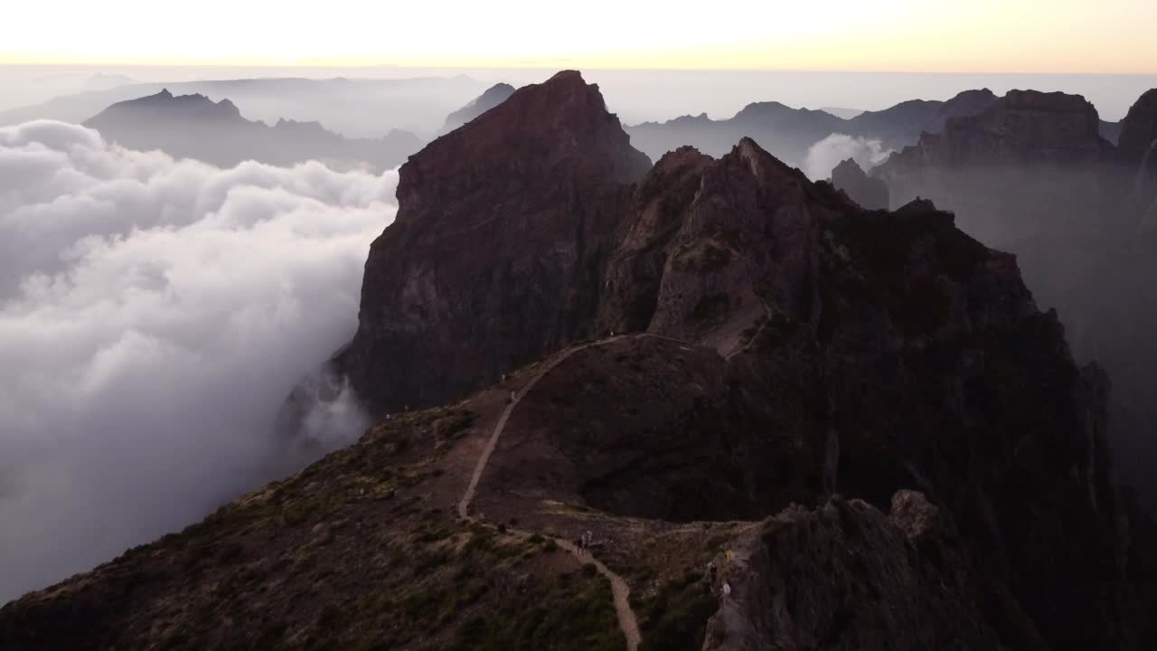 马德拉岛火山岩石山脉的鸟瞰图视频下载