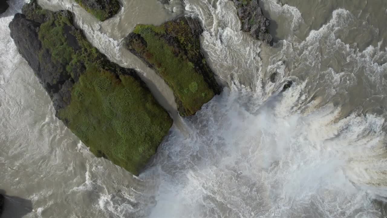 鸟瞰Godafoss，冰岛北部瀑布视频素材