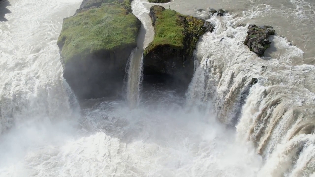 鸟瞰Godafoss，冰岛北部瀑布视频下载