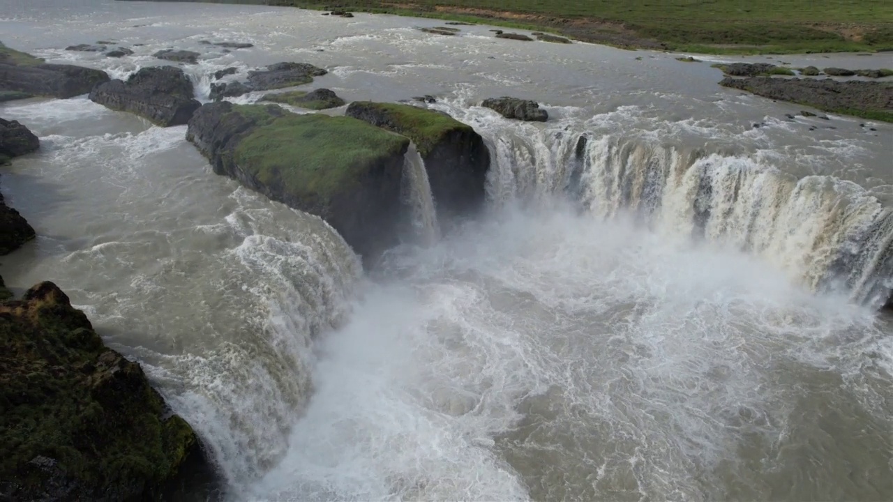 鸟瞰Godafoss，冰岛北部瀑布视频下载