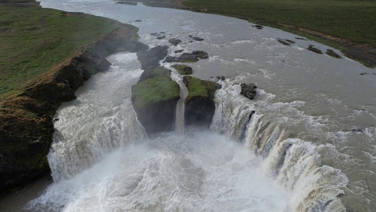 鸟瞰Godafoss，冰岛北部瀑布视频下载