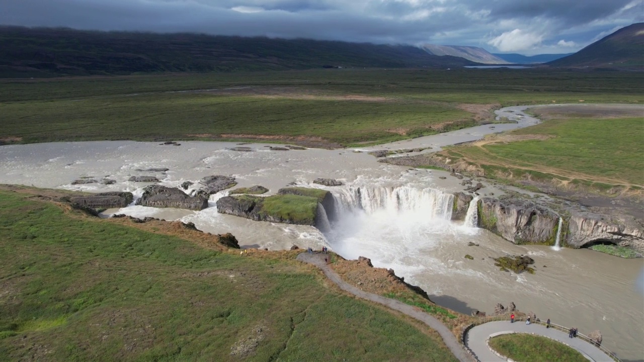 鸟瞰Godafoss，冰岛北部瀑布视频下载