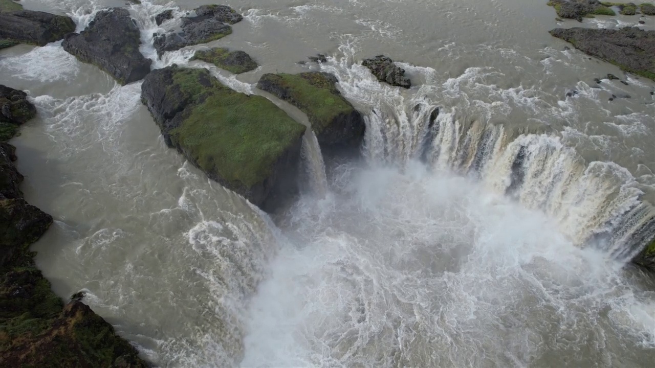 鸟瞰Godafoss，冰岛北部瀑布视频下载