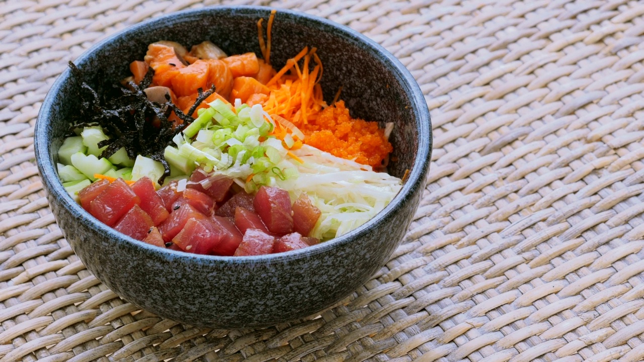 健康饮食，清洁食品的理念。鱼，蔬菜，海藻在戳碗视频素材