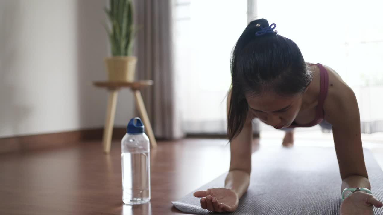 亚洲女性在家进行室内锻炼视频素材