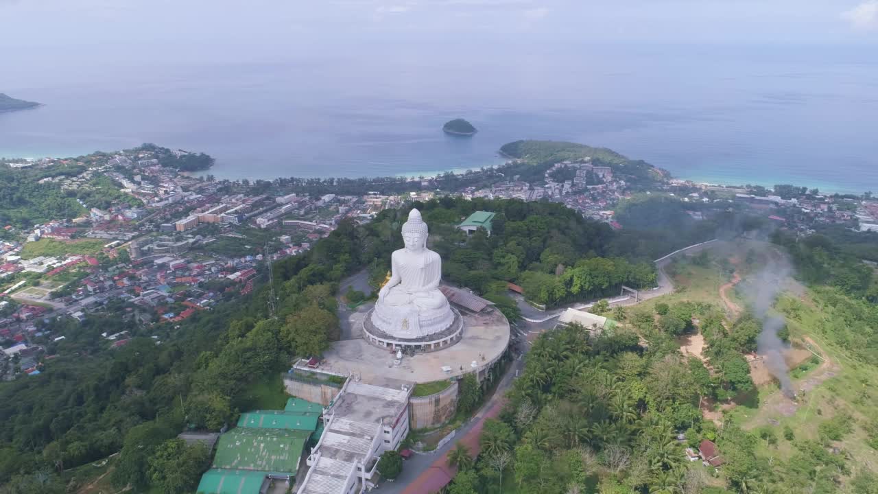 航拍泰国普吉岛最高峰汉白玉大佛像，美丽的普吉岛地标，受游客欢迎的普吉岛周围的景观景观视频素材