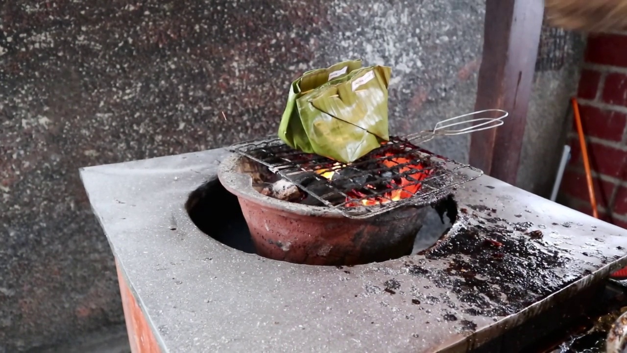 “Nasi Bakar”或香蕉叶包裹的米饭在炉子上燃烧视频下载