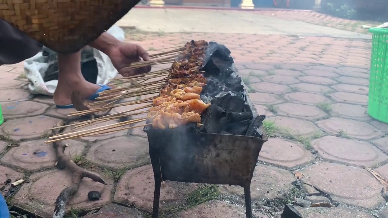 用木炭烤山羊沙爹视频素材