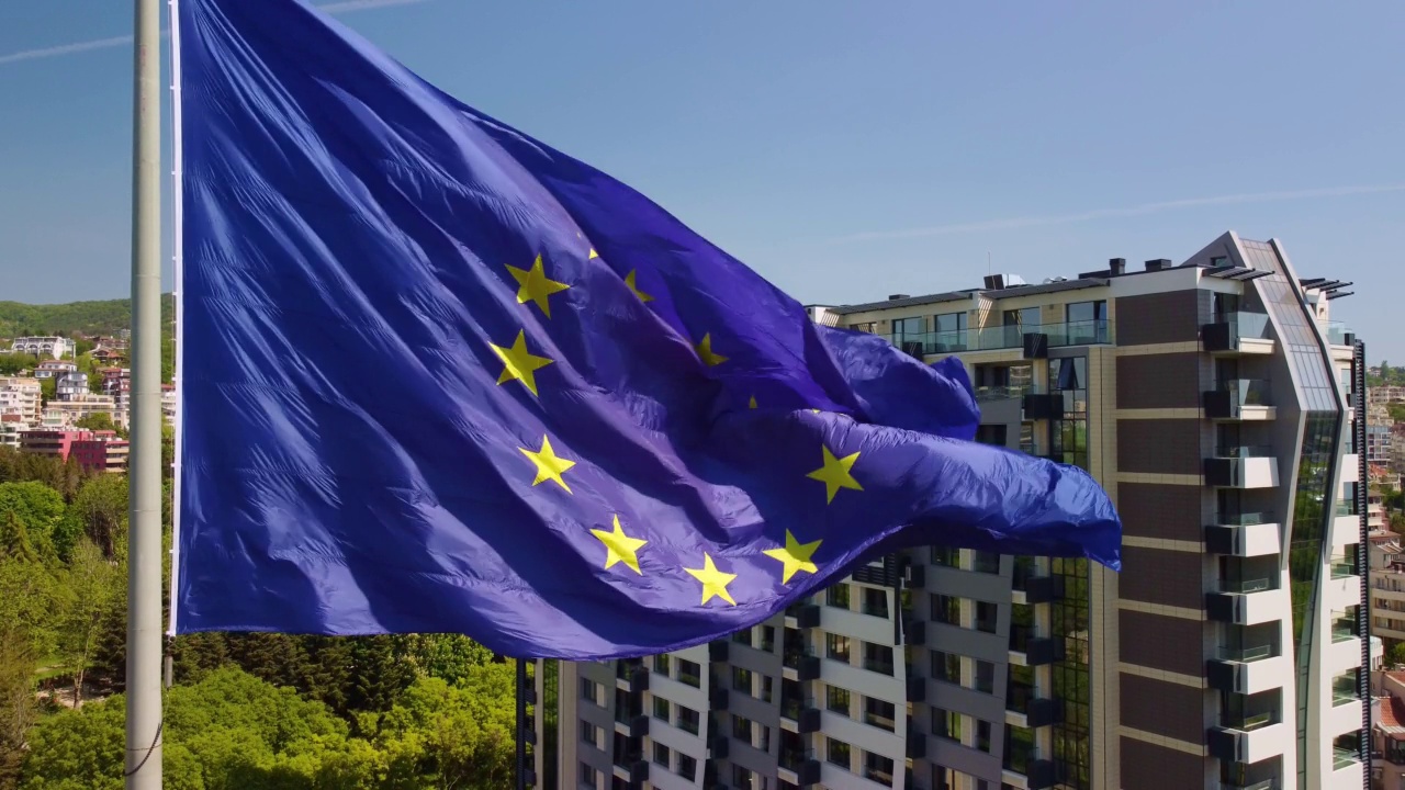 夏天，保加利亚，欧盟旗帜在瓦尔纳市对面飘扬视频素材