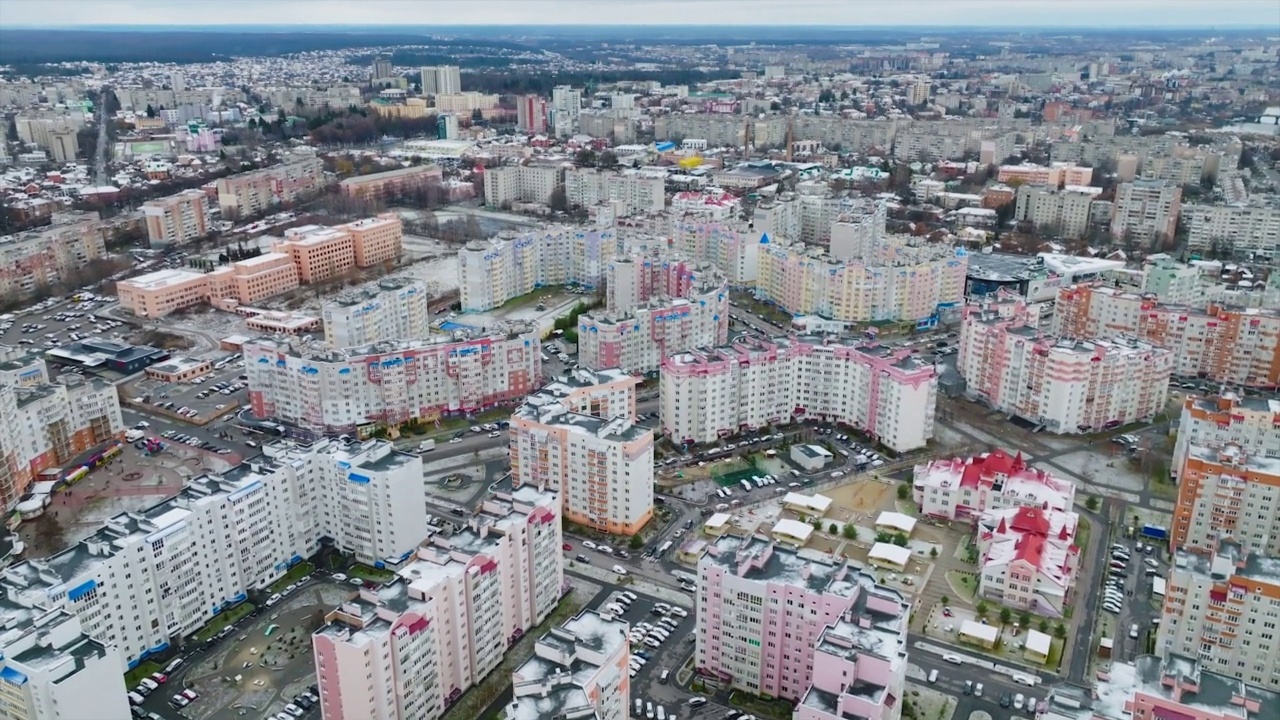 现代住宅区的高层公寓。无人机在美丽的城区上空飞行，衬托出城市的风景。视频素材