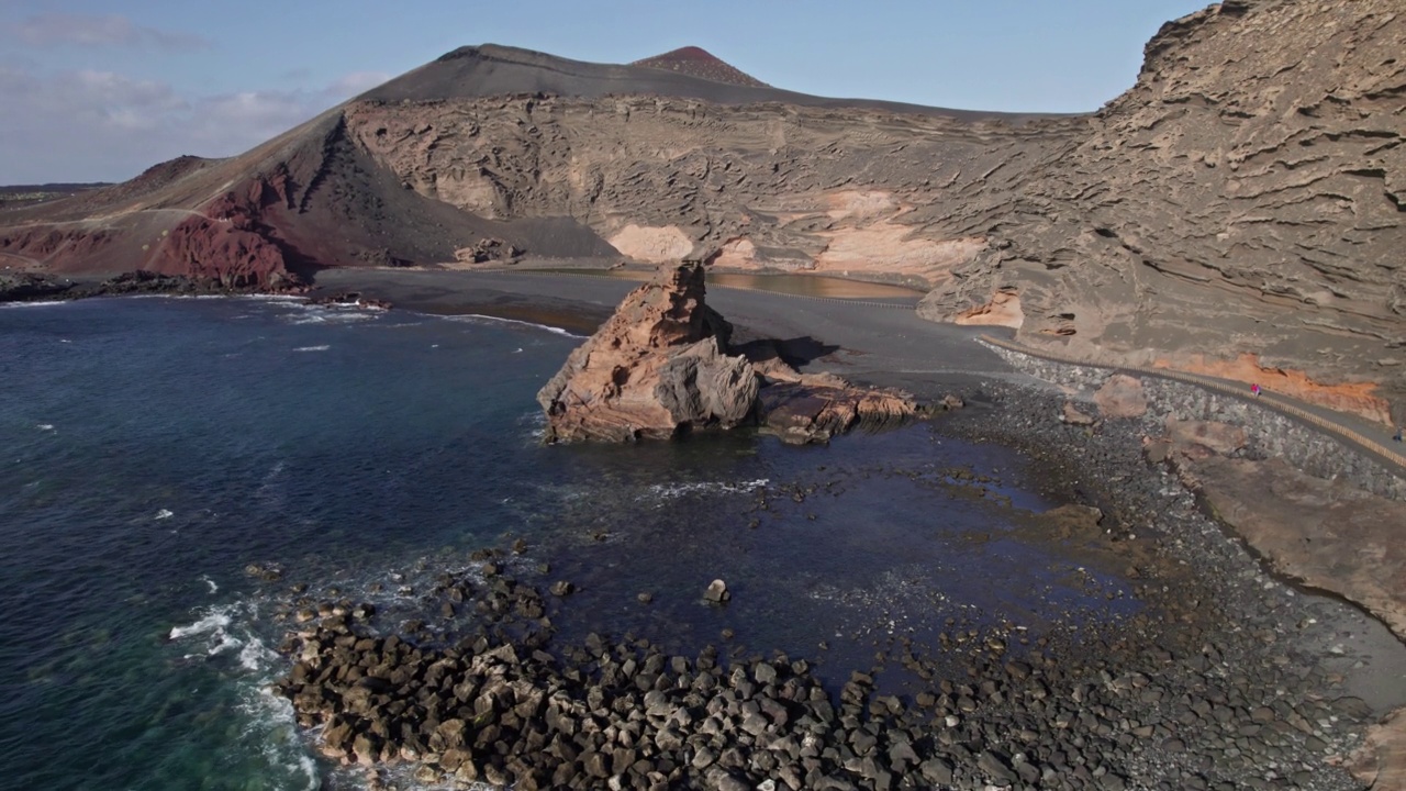 飞过西班牙加那利群岛兰萨罗特岛的火山湖埃尔戈夫。视频素材