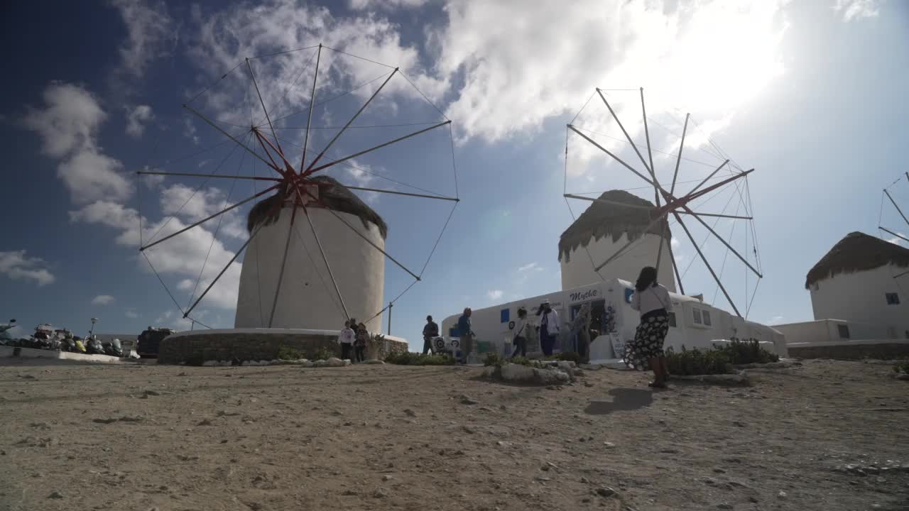 米科诺斯镇的风车，米科诺斯，基克拉迪斯，希腊群岛，希腊，欧洲视频素材