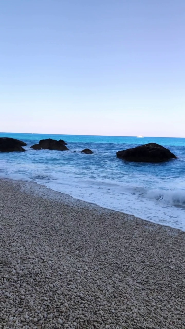 蓝色的大海，海浪，岩石海滩视频素材