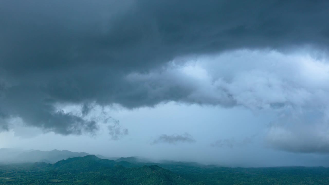 夏天的雷雨乌云在山上移动。视频素材