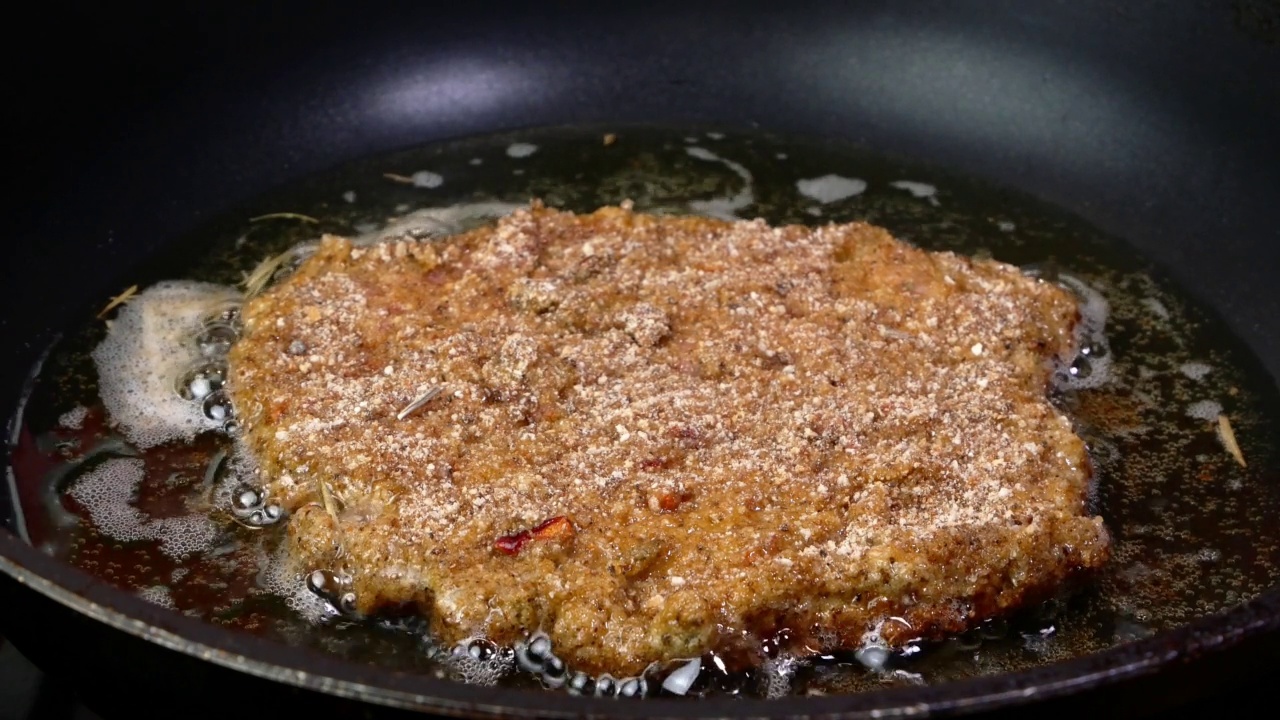 面包屑肉排，外皮酥脆，用植物油在煎锅中炸。视频素材