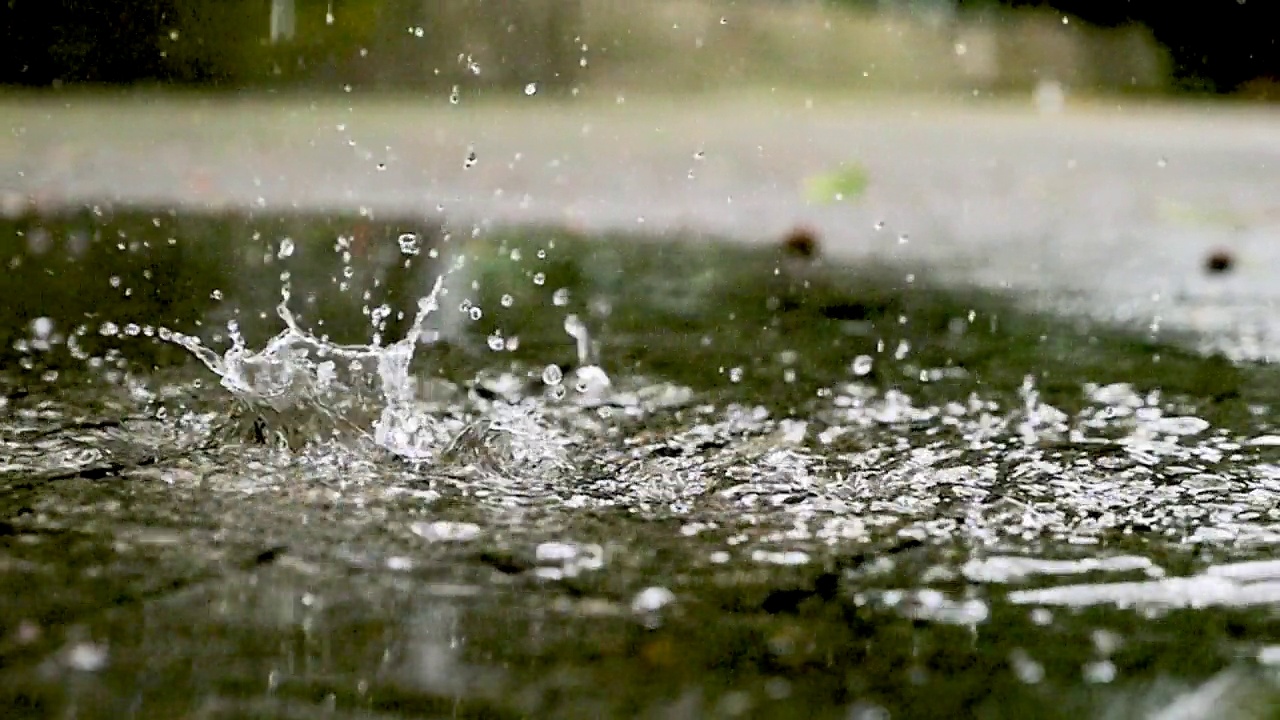 雨滴溅在水坑上视频素材