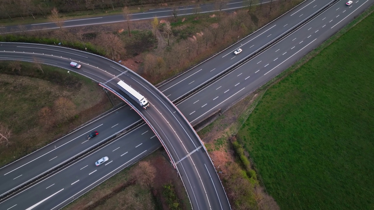 高速公路十字路口的鸟瞰图与快速移动的重型交通。有许多汽车和卡车的城际交通视频素材