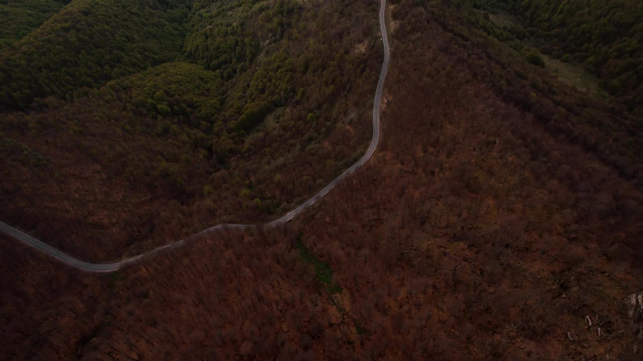 日落时美丽的山景鸟瞰图视频素材