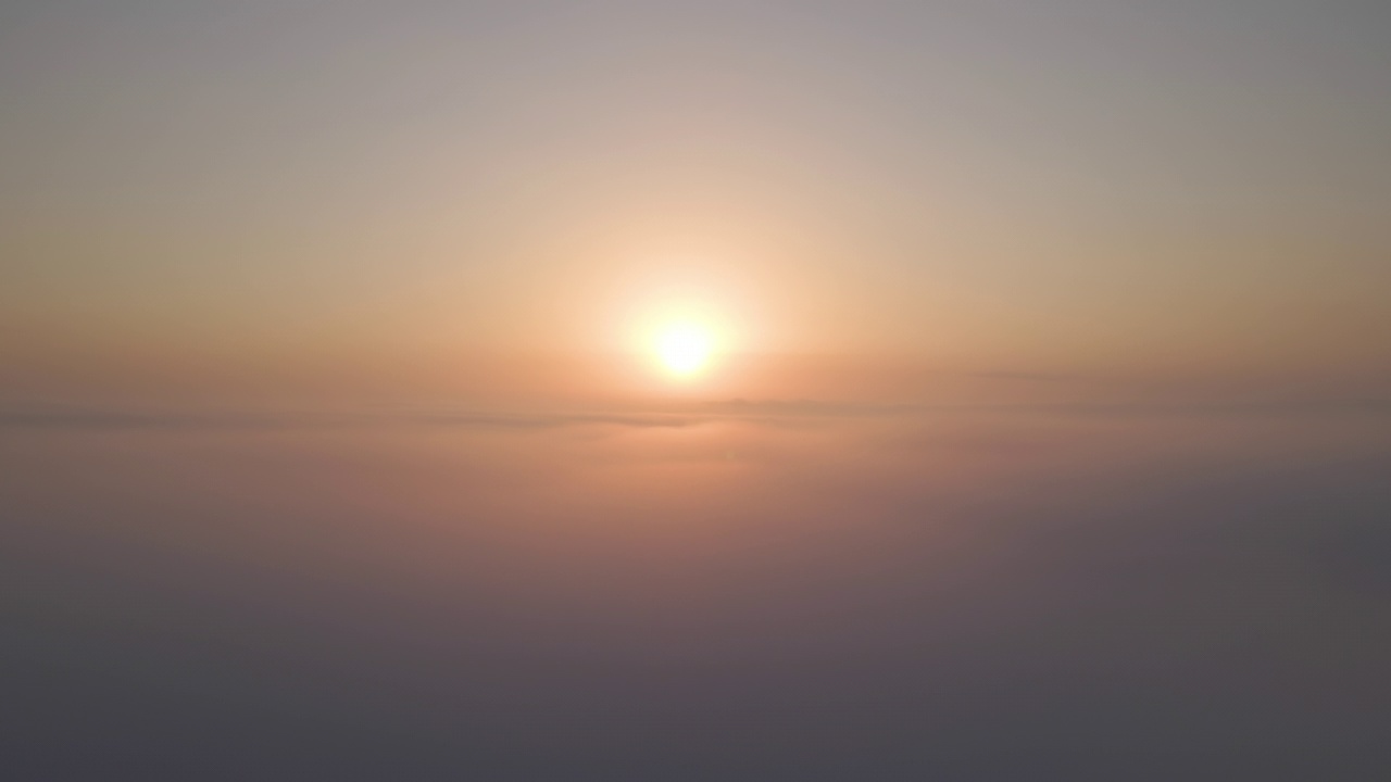 从高空飞机窗口鸟瞰图，傍晚暴雨前密集蓬松的积云形成视频素材