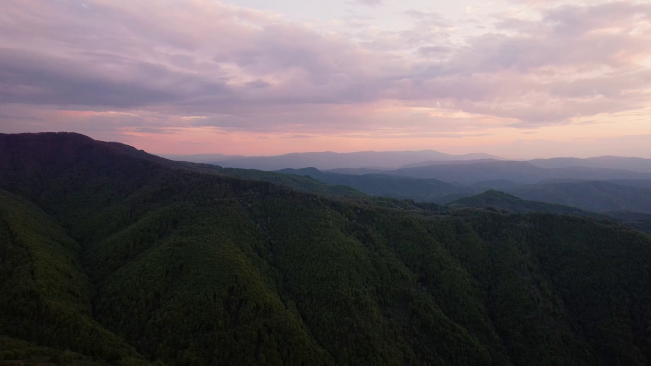 日落时美丽的山景鸟瞰图视频素材