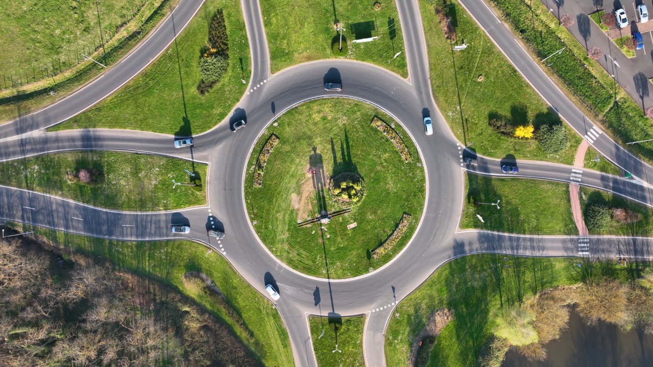 快速移动的重型交通的道路回旋交叉口的鸟瞰图。城市环形交通十字路口视频素材