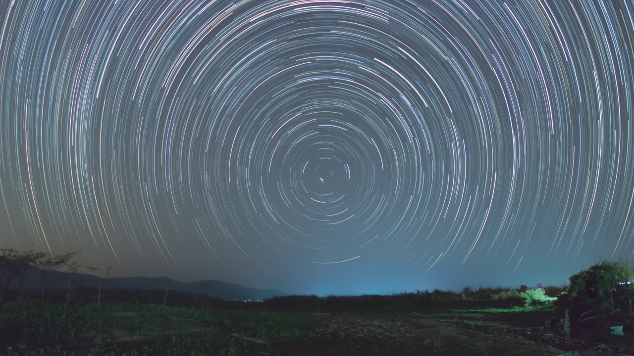 美丽的星迹和宇宙中的太空尘埃。视频素材