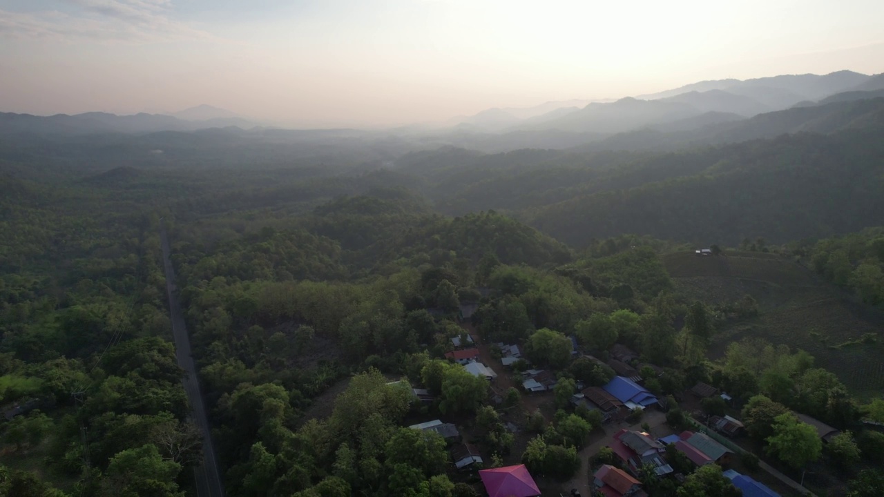 在日出前由无人机拍摄的热带雨林山脉的空中景观视频素材