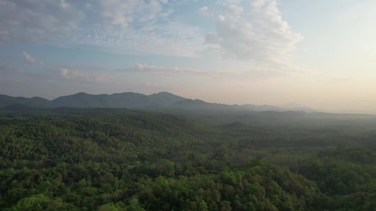 在日出前由无人机拍摄的热带雨林山脉的空中景观视频素材